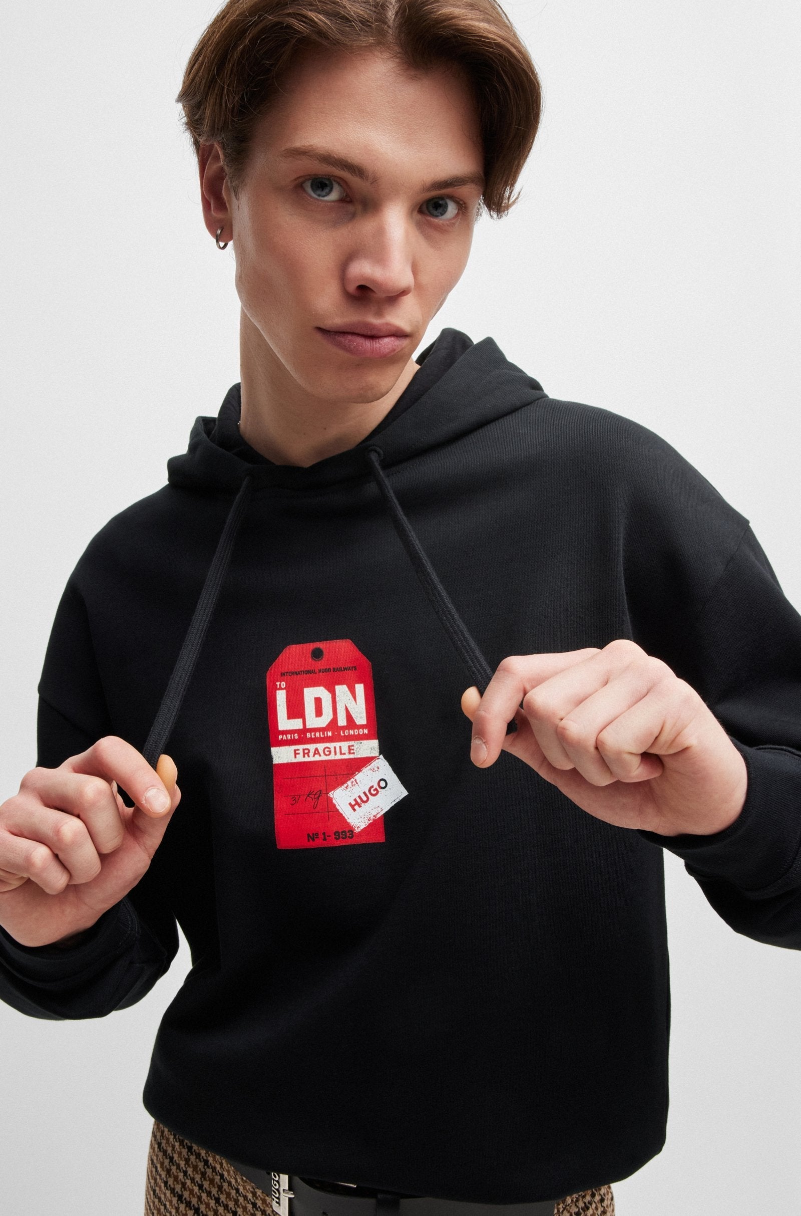 Sudadera con capucha de felpa de algodón con ilustración de etiqueta de equipaje