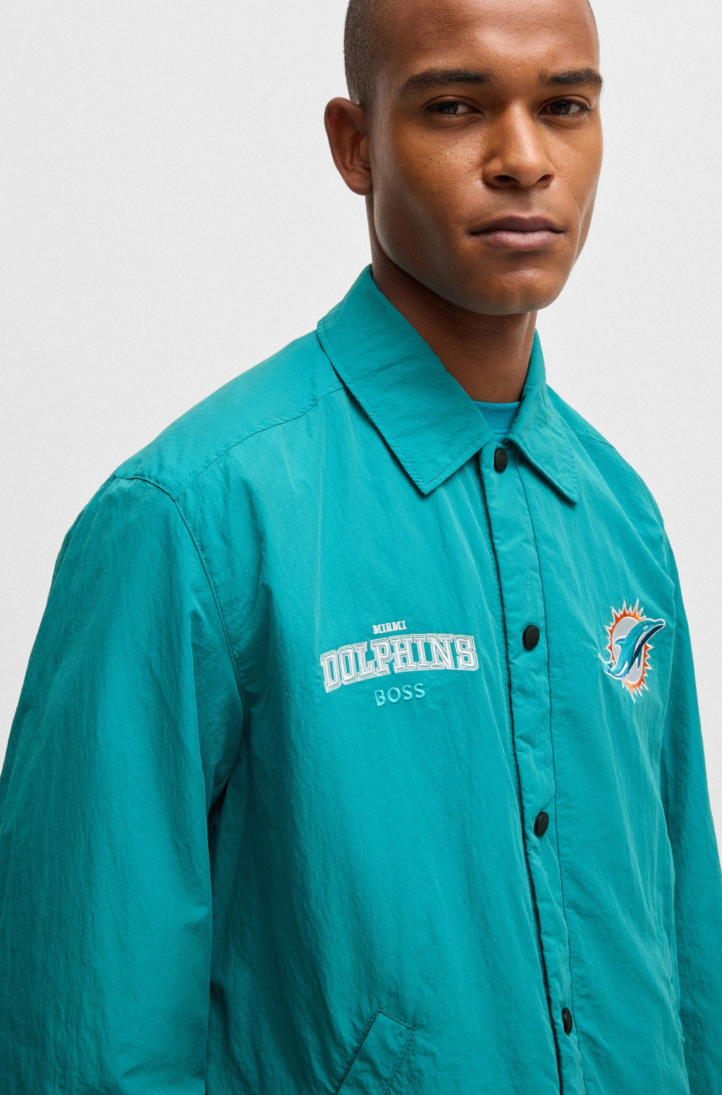 Chaqueta BOSS x NFL repelente al agua con detalle bordado de la marca