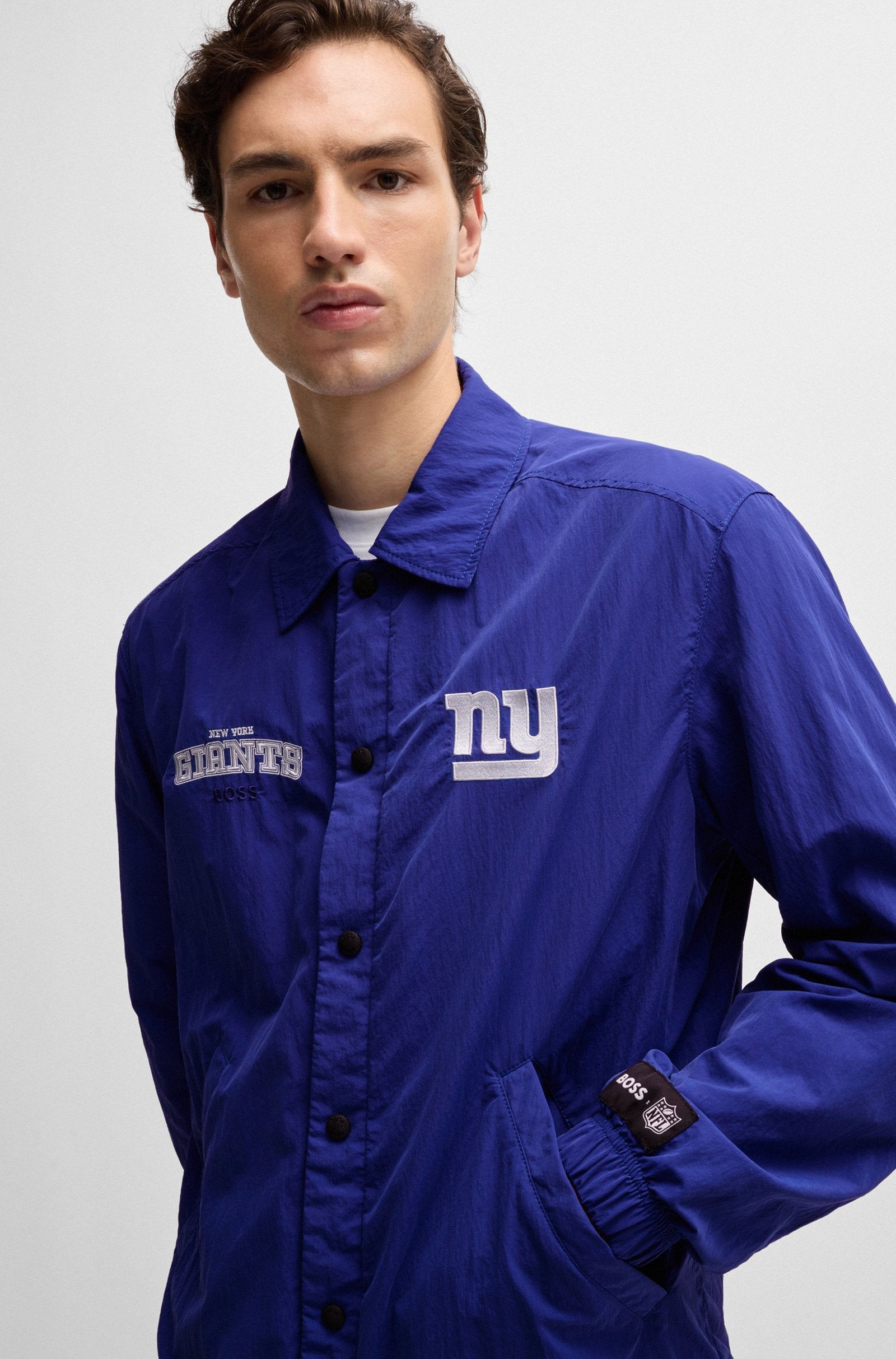 Chaqueta BOSS x NFL repelente al agua con detalle bordado de la marca