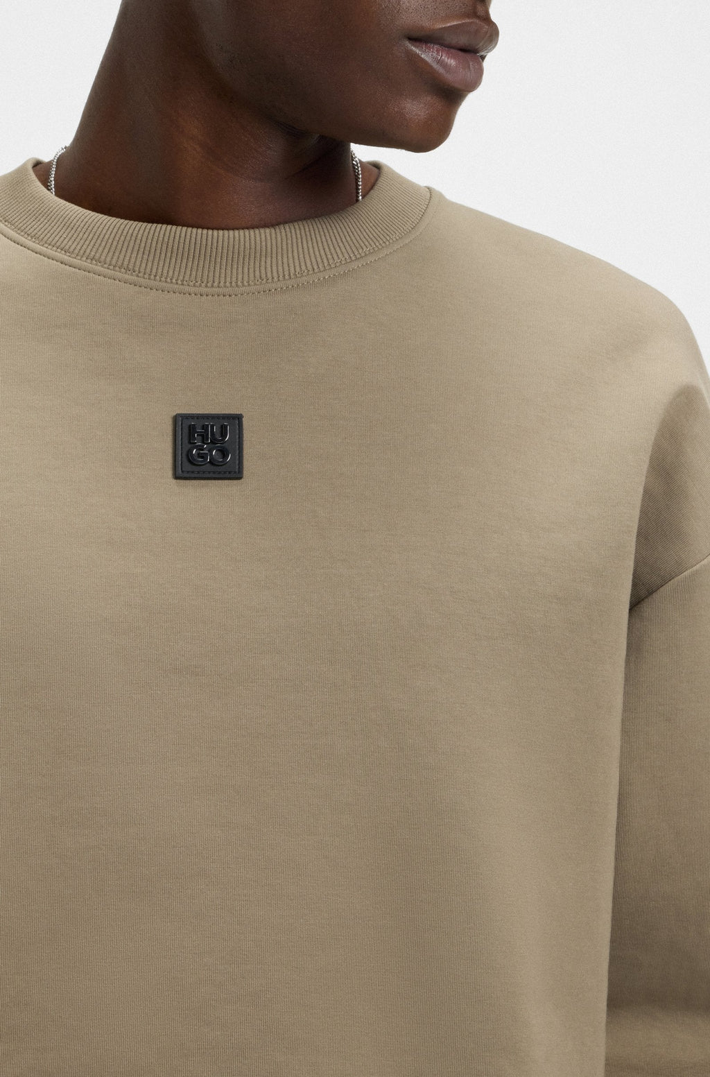 Sudadera de algodón con insignia de logo apilado