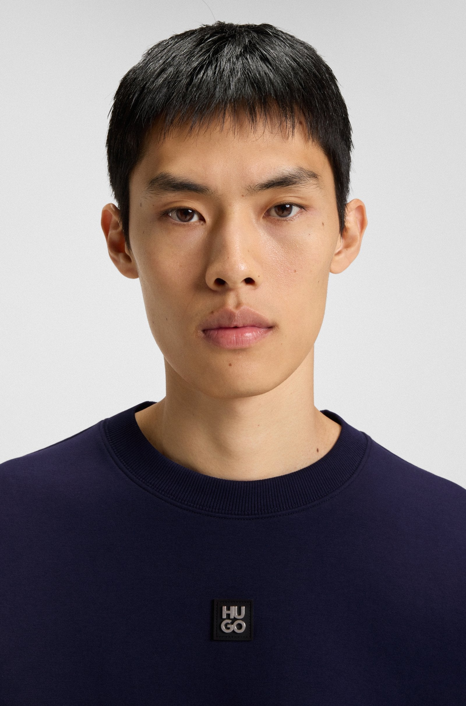 Sudadera de algodón con insignia de logo apilado