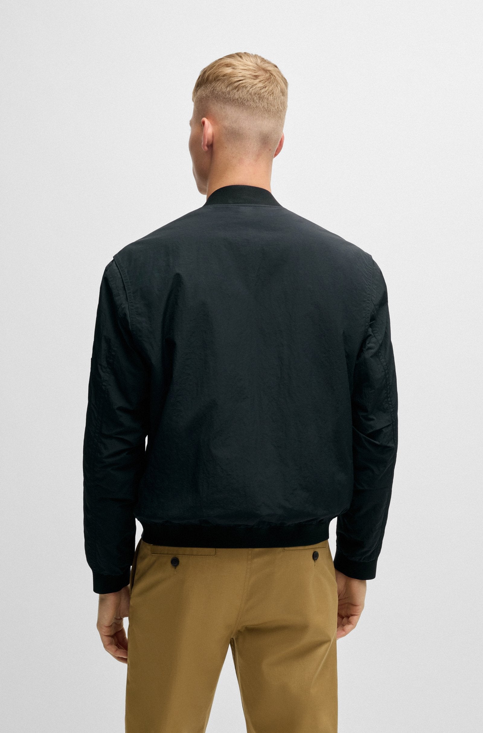 Chaqueta bomber repelente al agua con insignia de logo