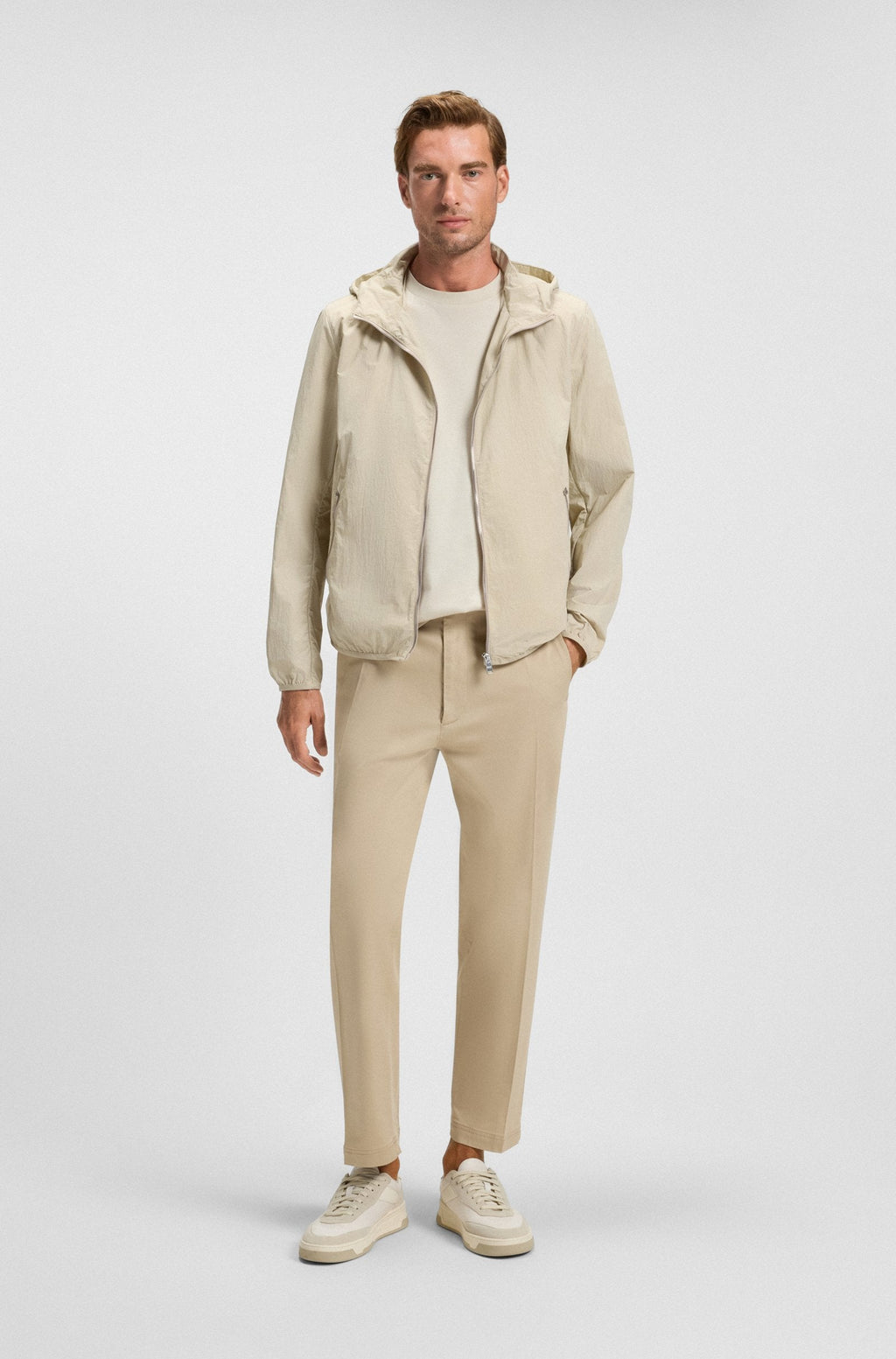 Chaqueta repelente al agua en tejido arrugado con capucha ajustable