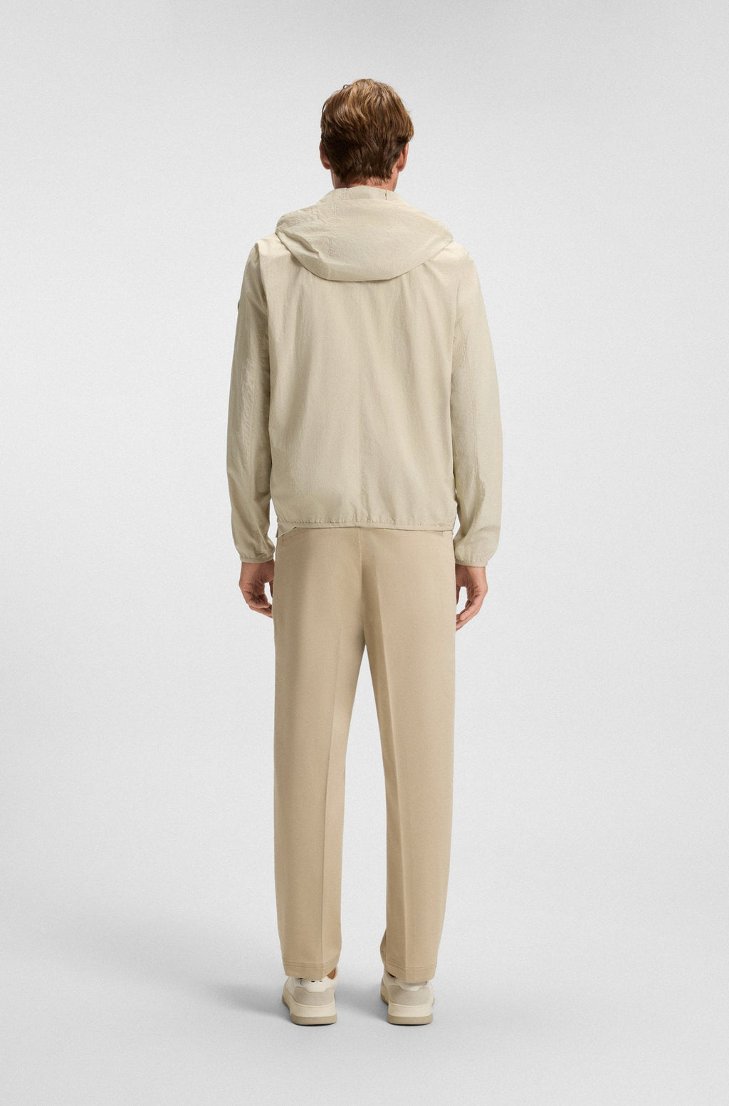 Chaqueta repelente al agua en tejido arrugado con capucha ajustable