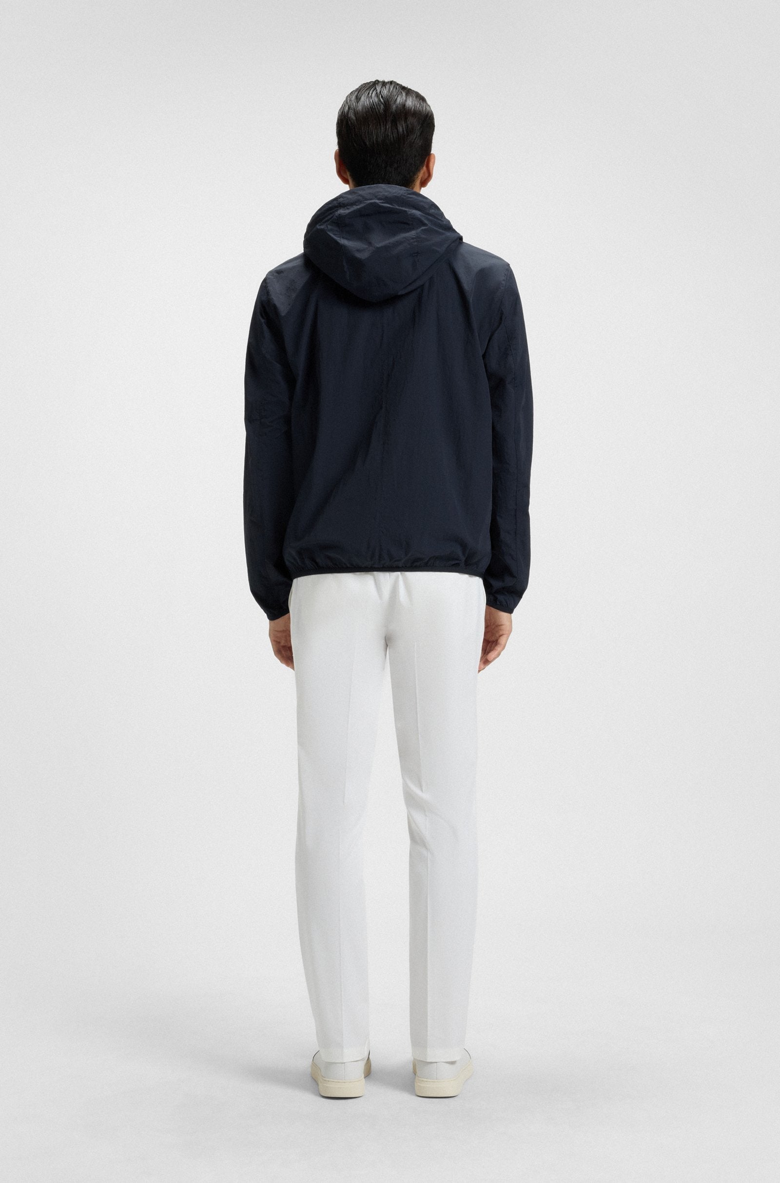 Chaqueta repelente al agua en tejido arrugado con capucha ajustable