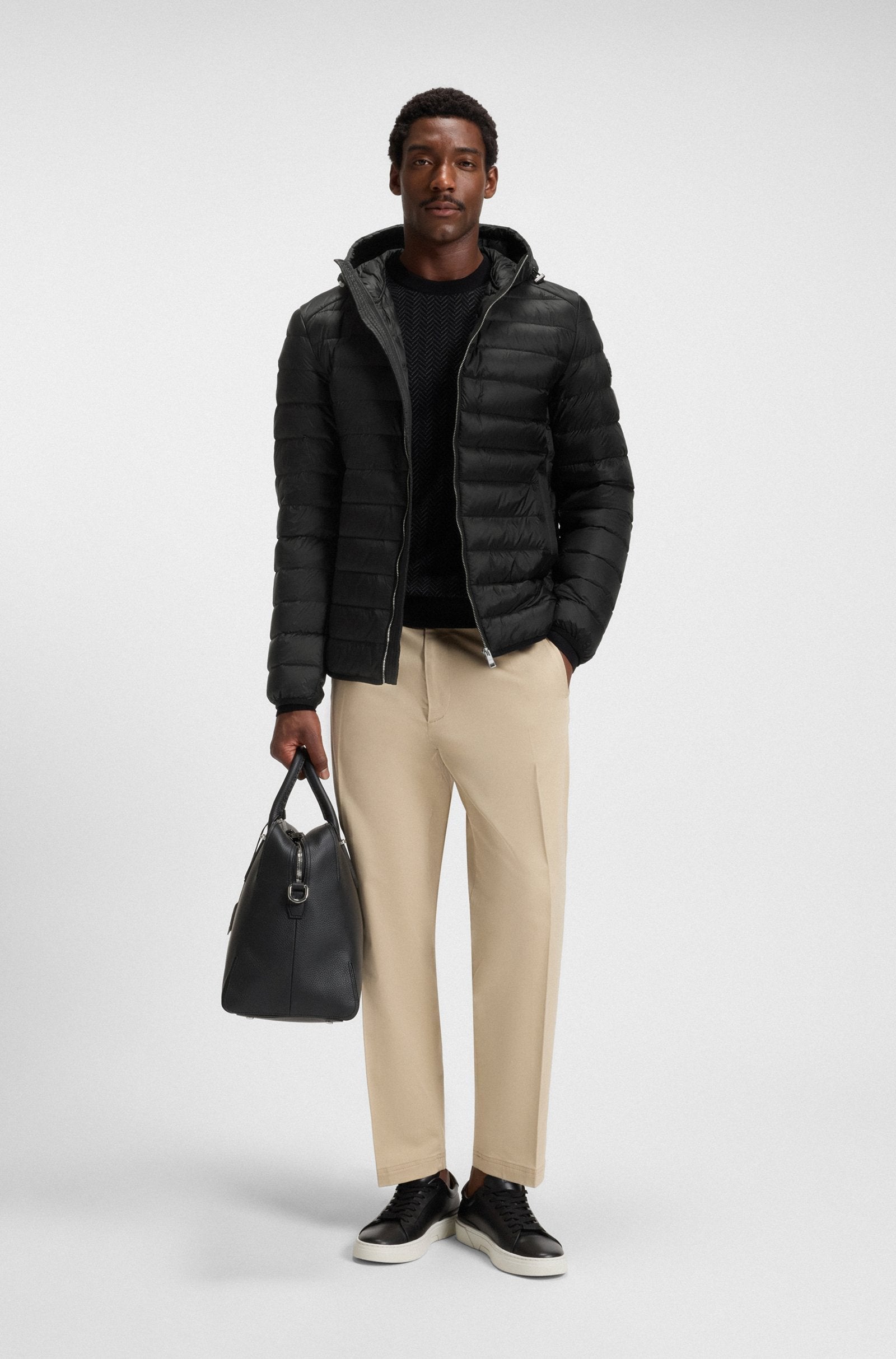 Chaqueta acolchada en tejido repelente al agua con relleno de plumón