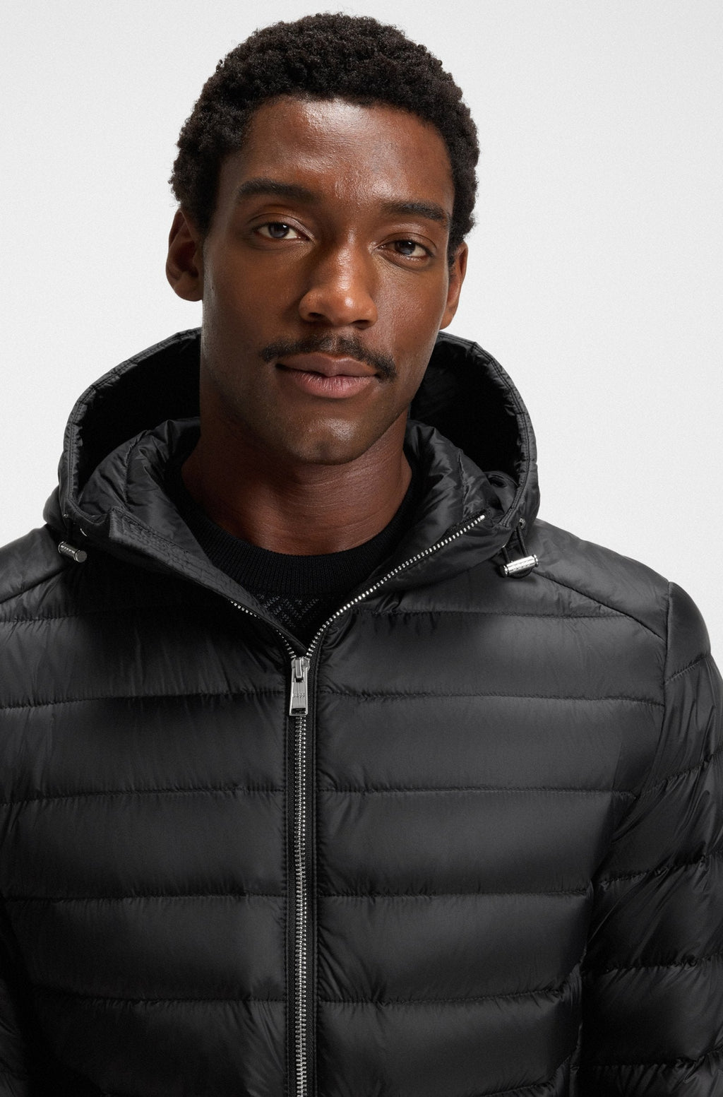 Chaqueta acolchada en tejido repelente al agua con relleno de plumón