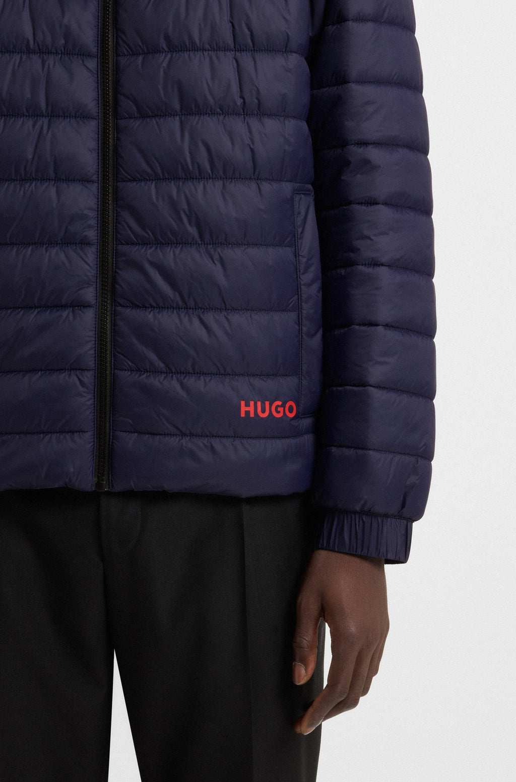 Chaqueta ligera de tejido repelente al agua con logotipo rojo