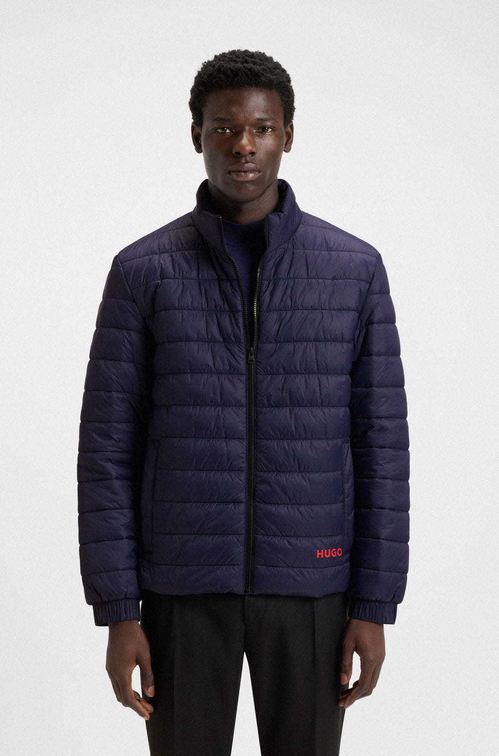 Chaqueta ligera de tejido repelente al agua con logotipo rojo