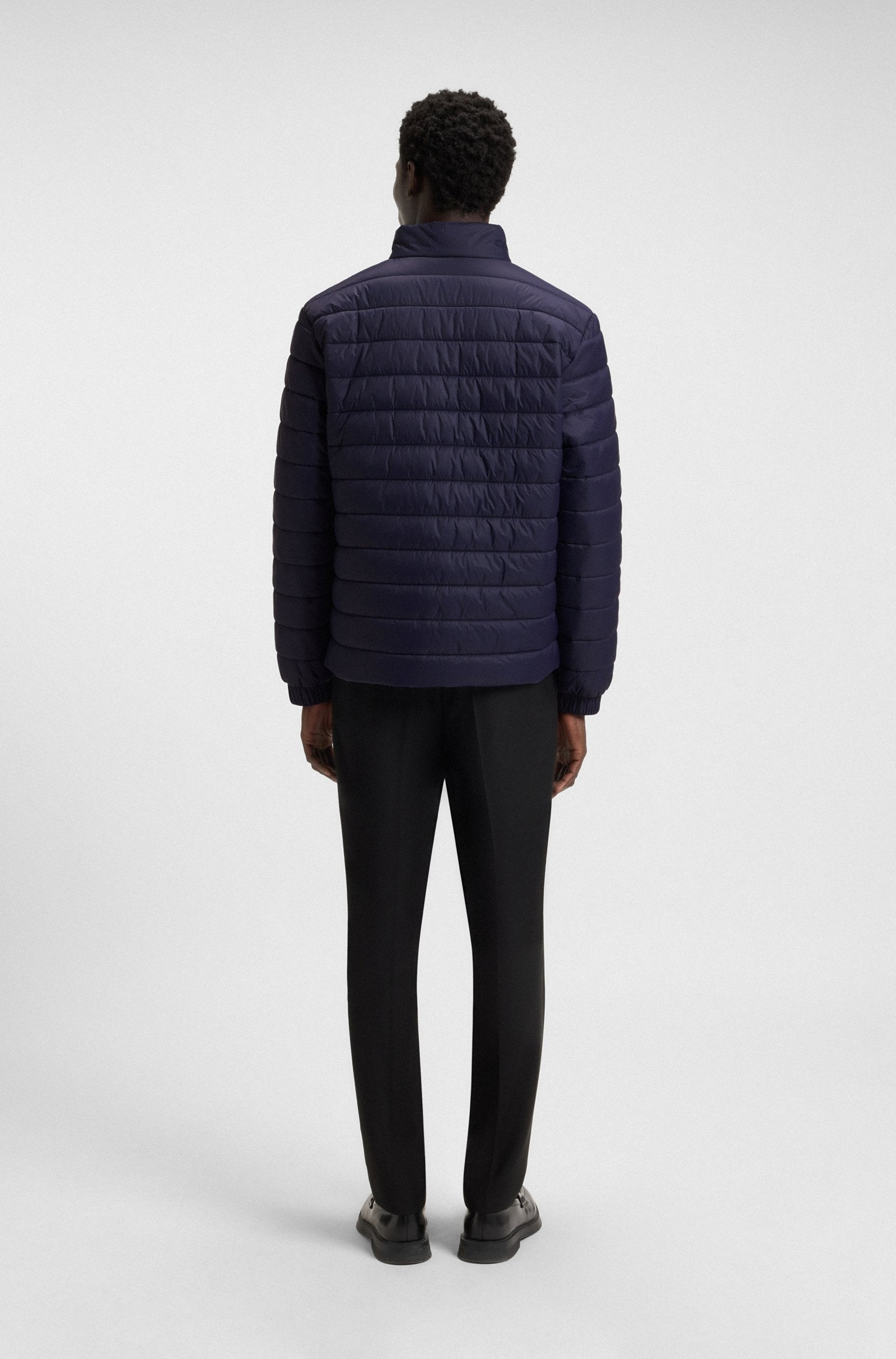 Chaqueta ligera de tejido repelente al agua con logotipo rojo