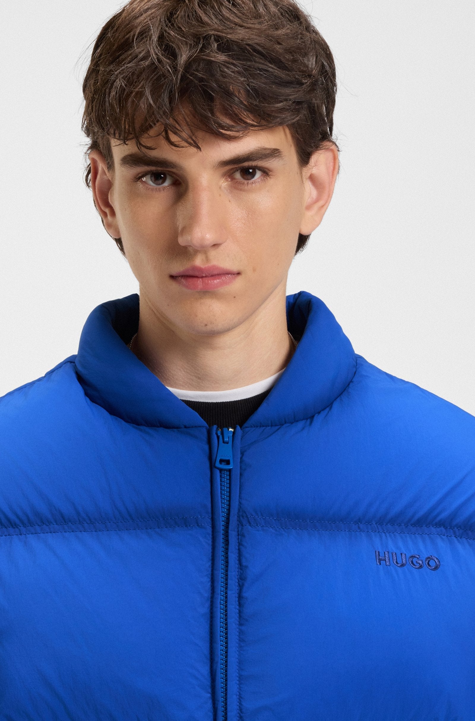 Chaqueta acolchada repelente al agua con logo bordado