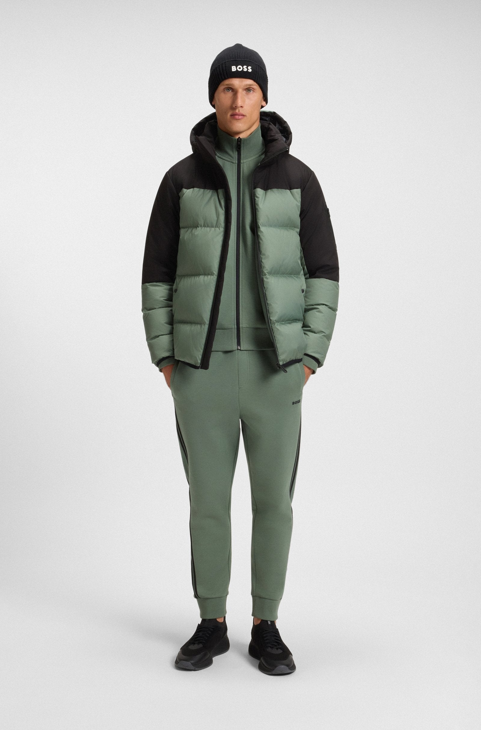 Chaqueta repelente al agua con relleno de plumón y capucha extraíble