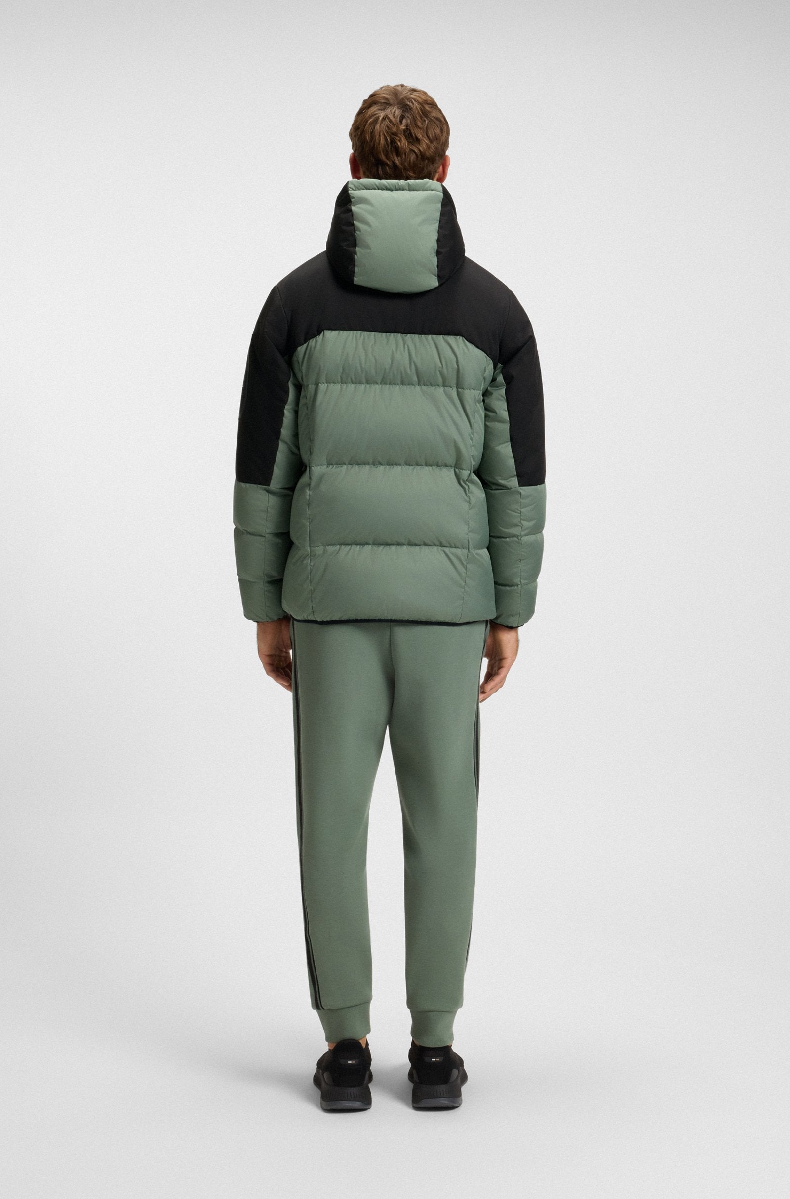 Chaqueta repelente al agua con relleno de plumón y capucha extraíble