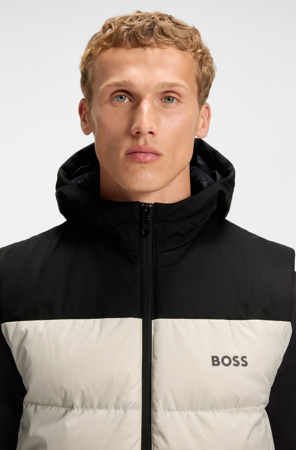 Chaleco con capucha repelente al agua con relleno de plumón