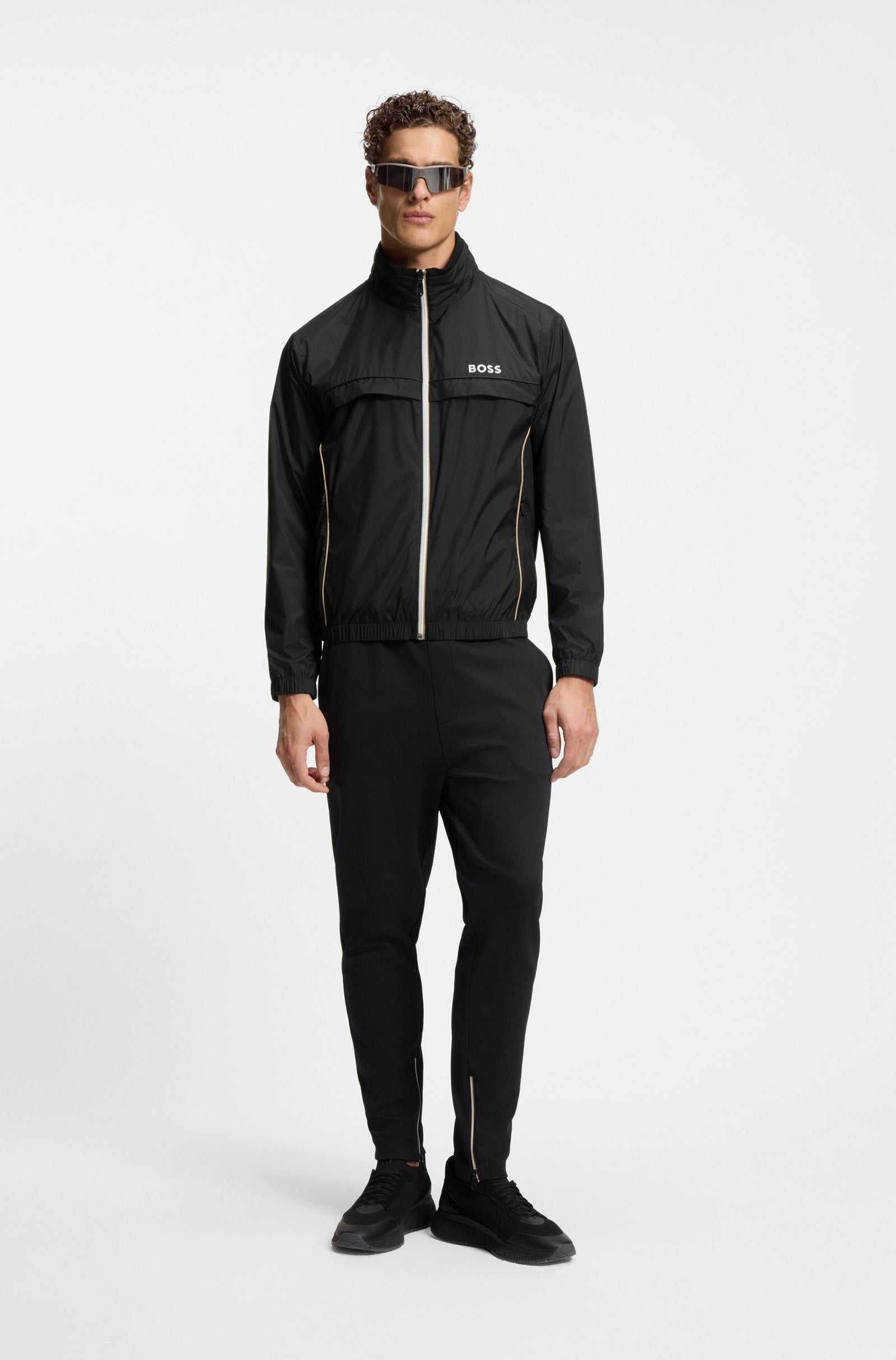 Chaqueta repelente al agua con detalles y logo en contraste