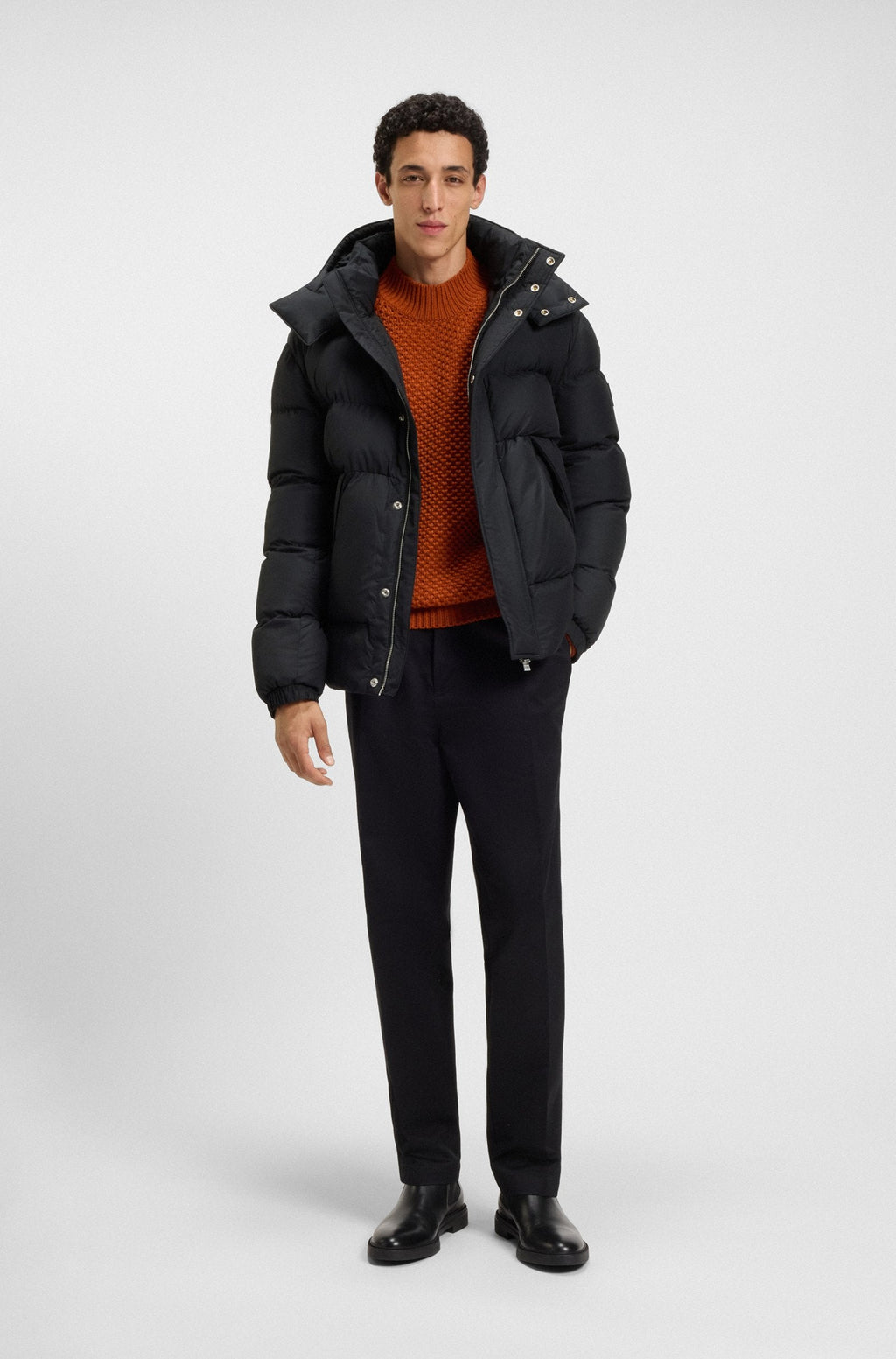 Chaqueta repelente al agua con insignia de logo