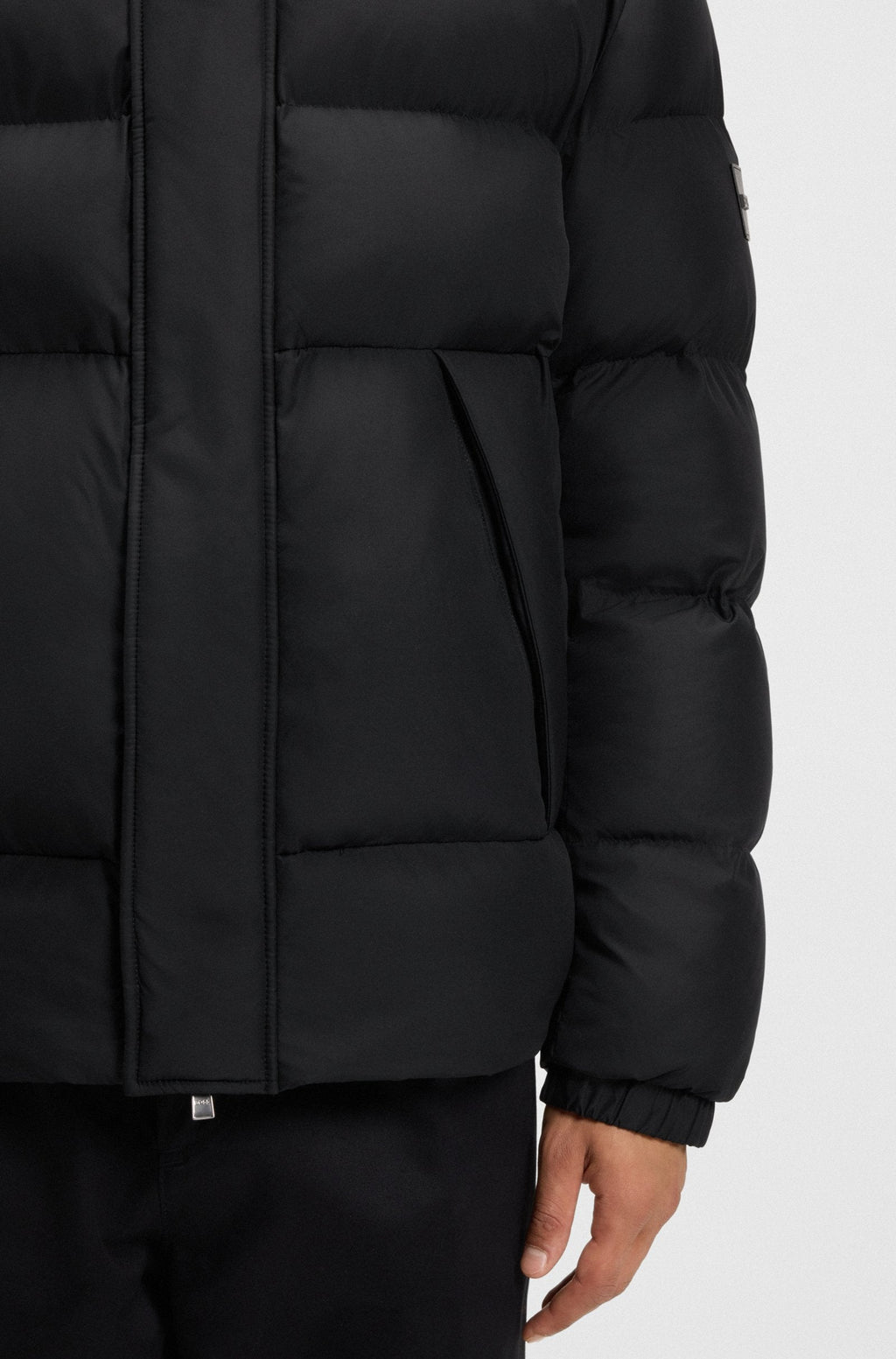 Chaqueta repelente al agua con insignia de logo