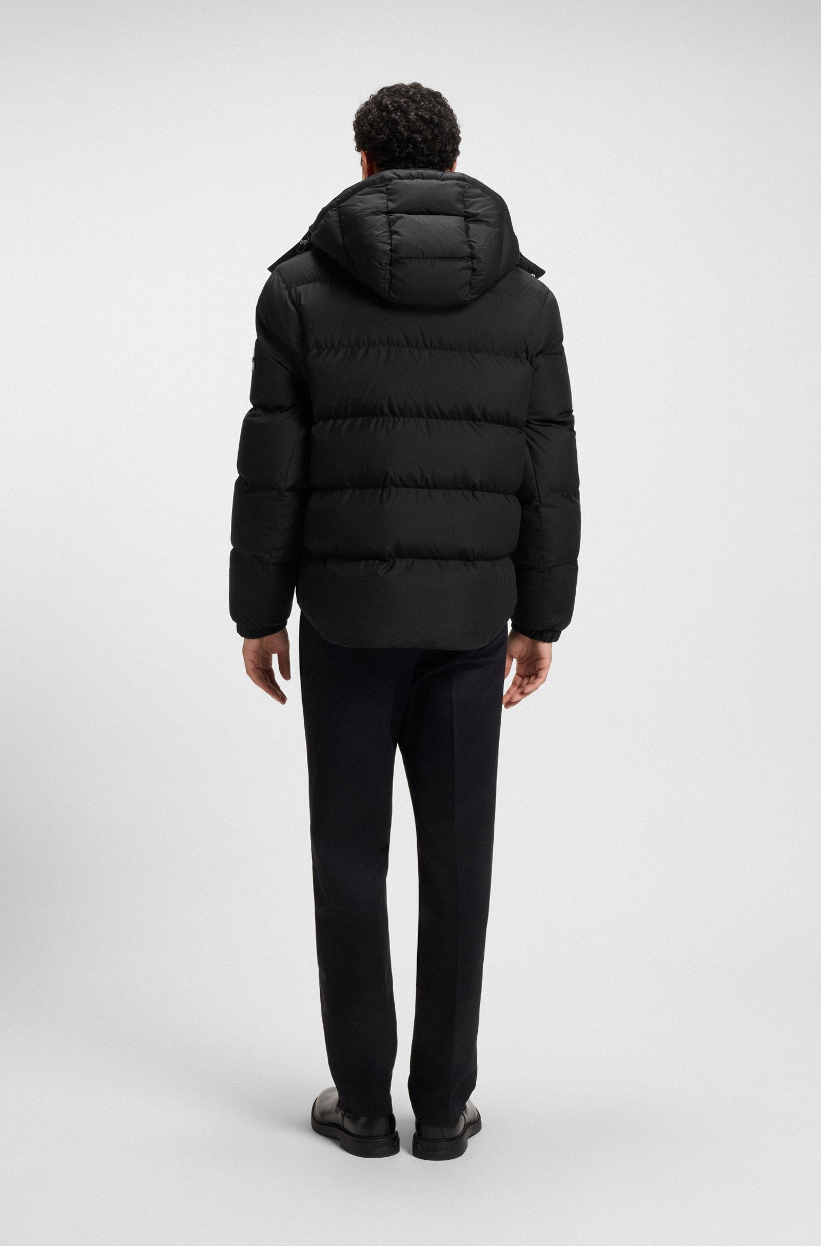 Chaqueta repelente al agua con insignia de logo